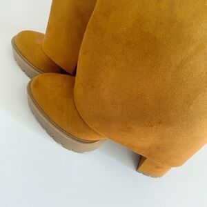 NWOB INC Tan Suede Women's Boots